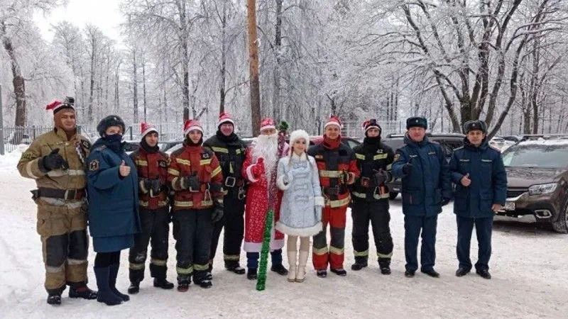 Подмосковные спасатели устроили праздник маленьким пациентам Раменской больницы