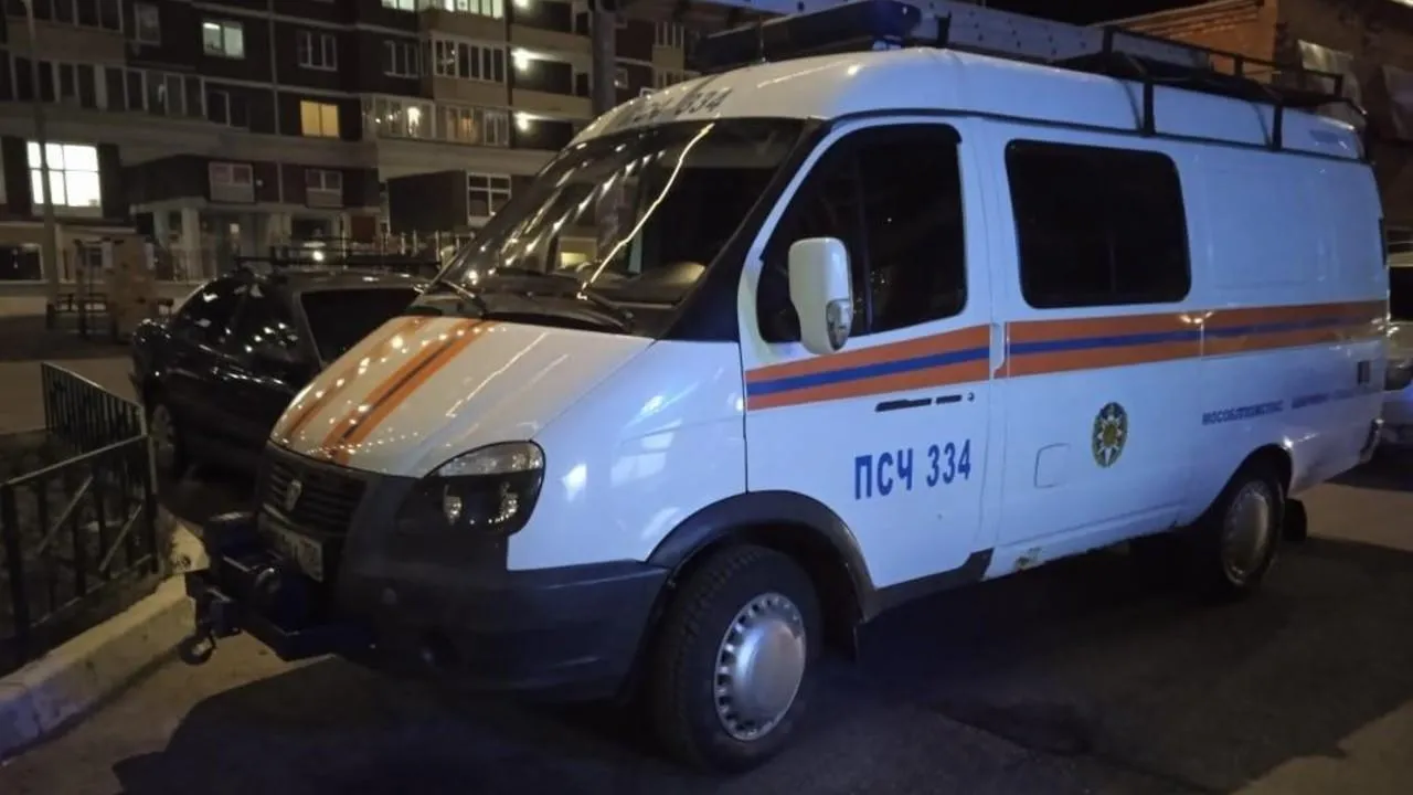 Работники ГКУ МО «Мособлпожспас» обеспечили медикам доступ в запертую квартиру с больной пенсионеркой