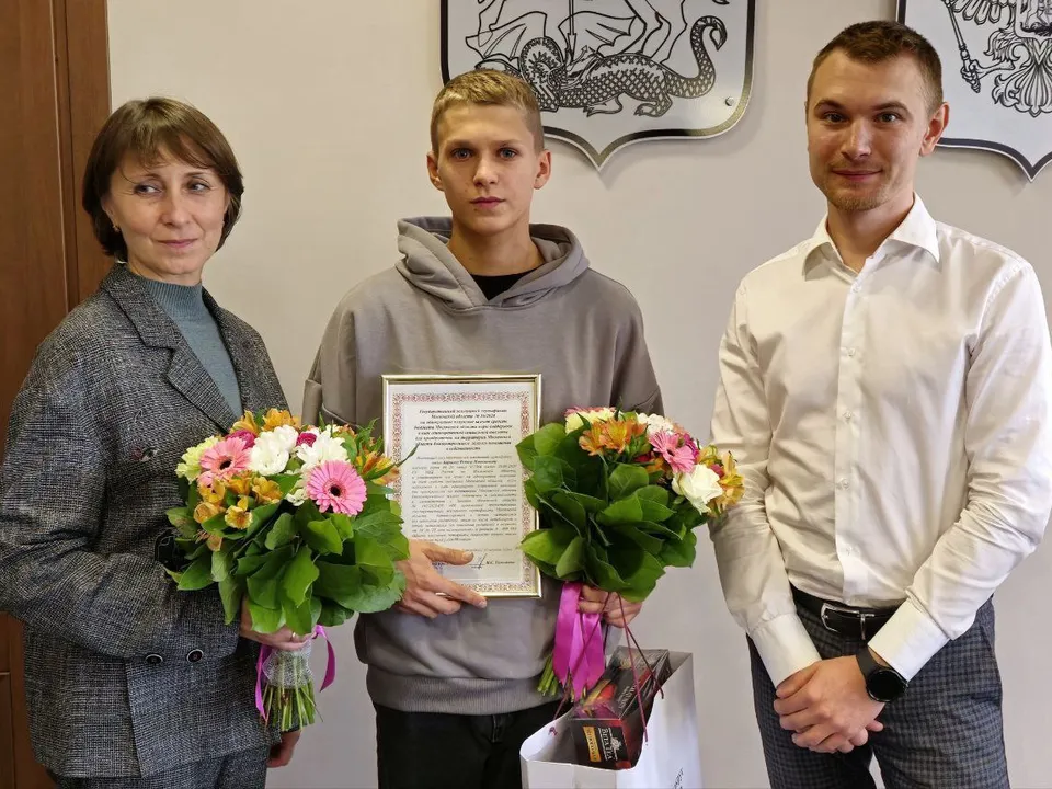Торжественное вручение сертификата&nbsp;Роману Карасеву. Фото: Администрация г.о. Красногорск