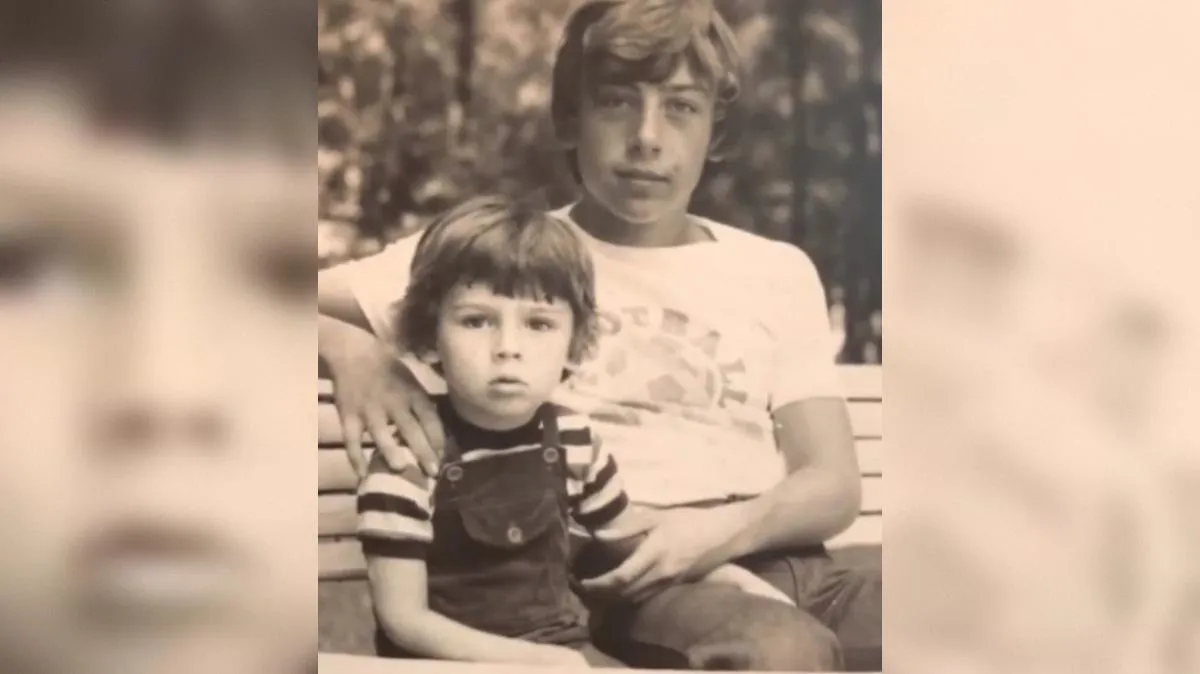 Соцсети Максима Галкина*. Со старшим братом Дмитрием в детстве