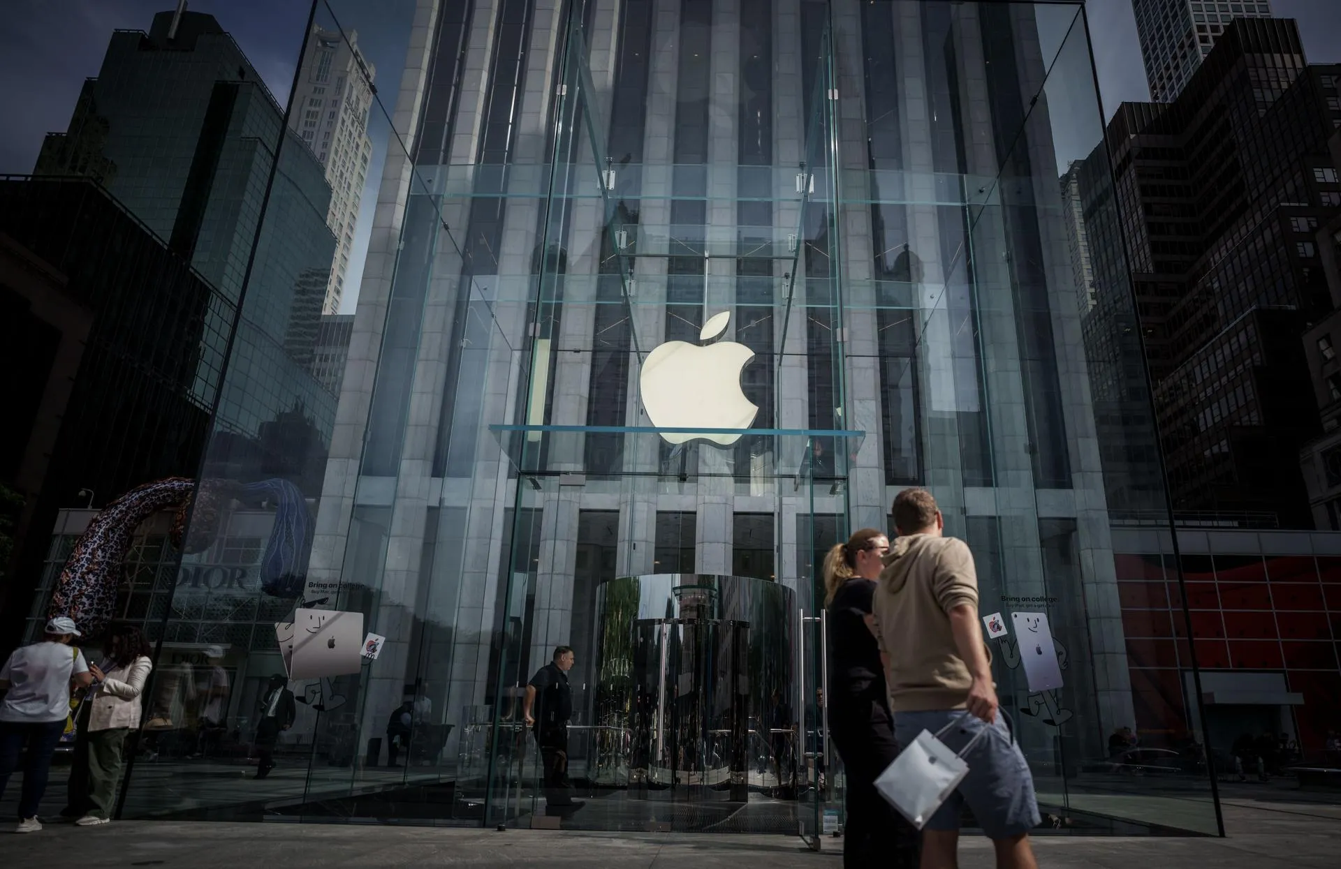 Официальный магазин Apple в Нью-Йорке. Фото: Michael Kappeler / dpa