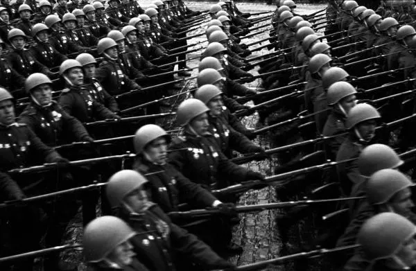 Парад Победы на Красной площади в Москве 24 июня 1945 года. Солдаты несут к подножию мавзолея В. И. Ленина немецкие штандарты. Сергей Лоскутов