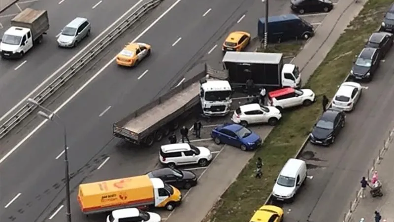 Фура на полном ходу влетела в четыре иномарки в Химках