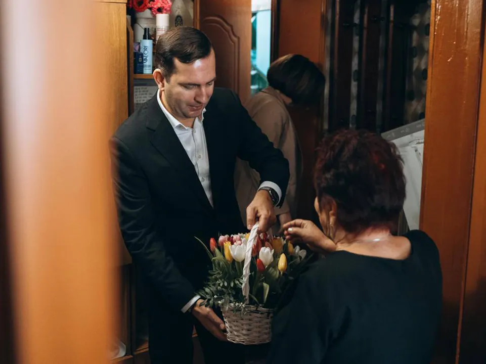 Людмиле Алексеевне вручили цветочную композицию. Фото: пресс-служба администрации г.о. Щелково