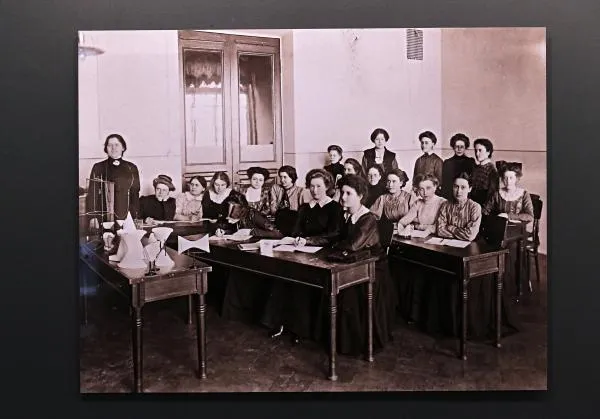 Фотография на выставке «Курсистка — имя нарицательное. К 140-летнему юбилею высшего женского образования в России» в Санкт-Петербурге.