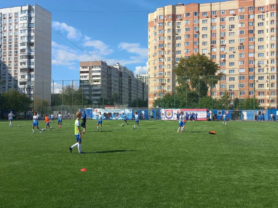 Жилые кварталы по обочинам бывшей улицы Некрасова. Вид с футбольного поля. Фото: REGIONS/Олег Книжник