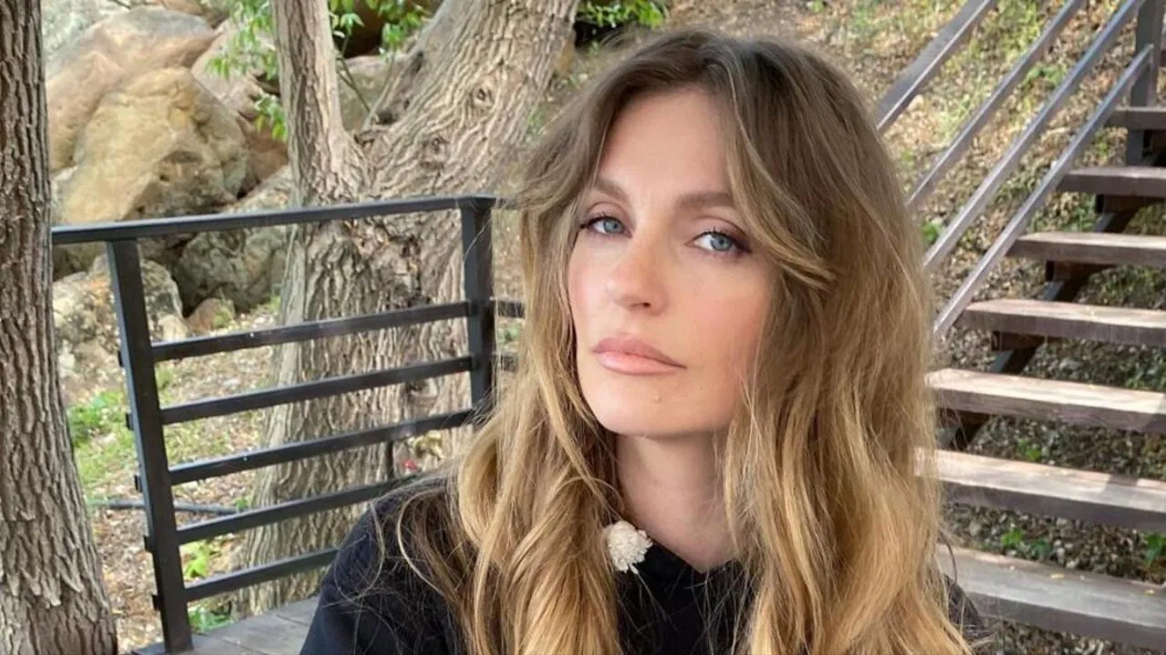 «Автобус резко дернулся»: Саша Савельева вместе с мамой судится с транспортной компанией из-за травмы женщины