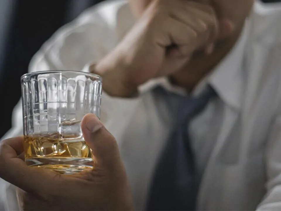 «Испугался, что больше не смогу ходить»: бывший алкоголик поделился опытом белой горячки