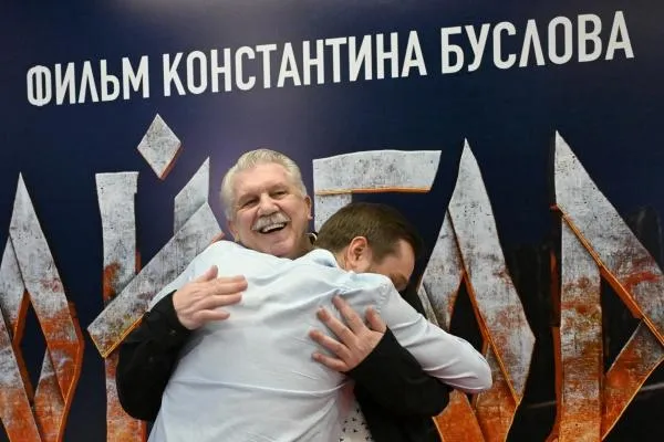 Актеры Александр Метелкин (слева) и Сергей Баталов на премьере фильма «Злой город» режиссера Константина Буслова