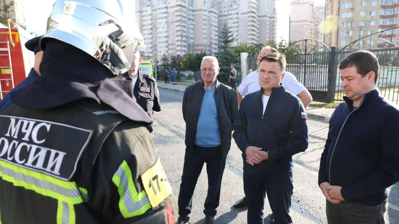Губернатор Андрей Воробьев приехал к дому в подмосковном Раменском, который пострадал от удара БПЛА