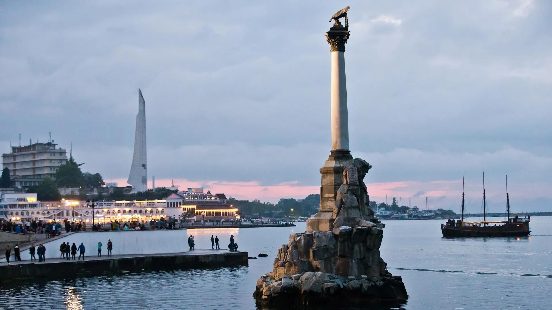 Губернатор Севастополя предупредил местных жителей об учениях с ночными стрельбами