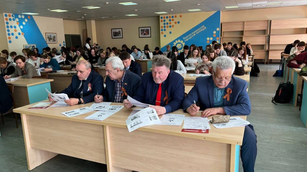 Глава Краснознаменска Владимир Пирогов (крайний слева), председатель Совета депутатов Александр Мостковой (второй слева), муниципальные депутаты: Василий Макашин (второй справа), Сергей Обухов (крайний справа). Фото: администрация г.о. Краснознаменск