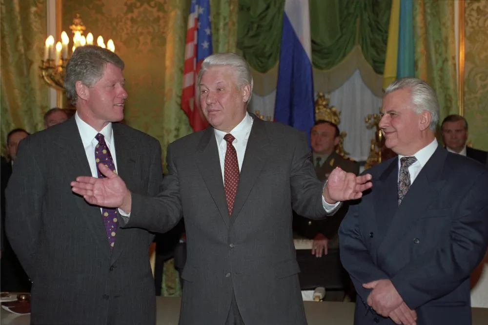 Президент США Билл Клинтон, президент Российской Федерации Борис Ельцин и президент Украины Леонид Кравчук (слева направо) после подписания соглашения «О ликвидации ядерного оружия на территории Украины»