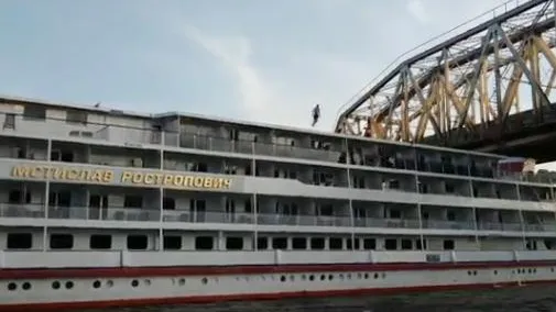 Мужчина спрыгнул в воду с теплохода «Мстислав Ростропович» в Долгопрудном