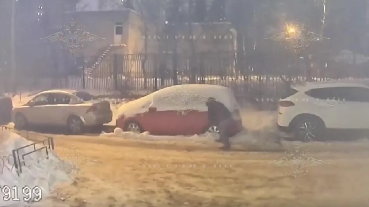 В Химках мужчина порезал ножом более 25 покрышек припаркованных во дворе автомобилей