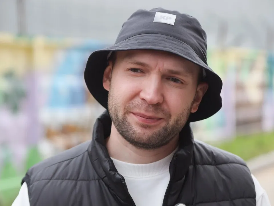 художник Игорь Околов