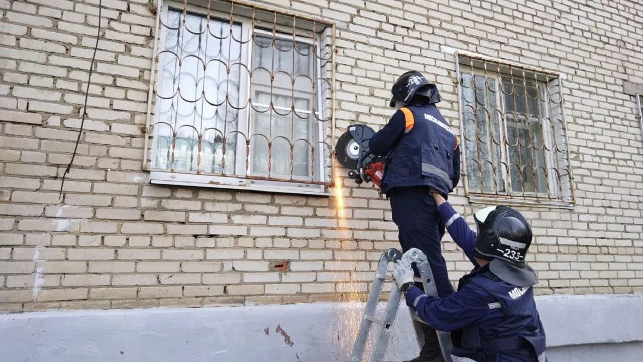 Подмосковные спасатели освободили малолетнего ребенка, запертого в квартире