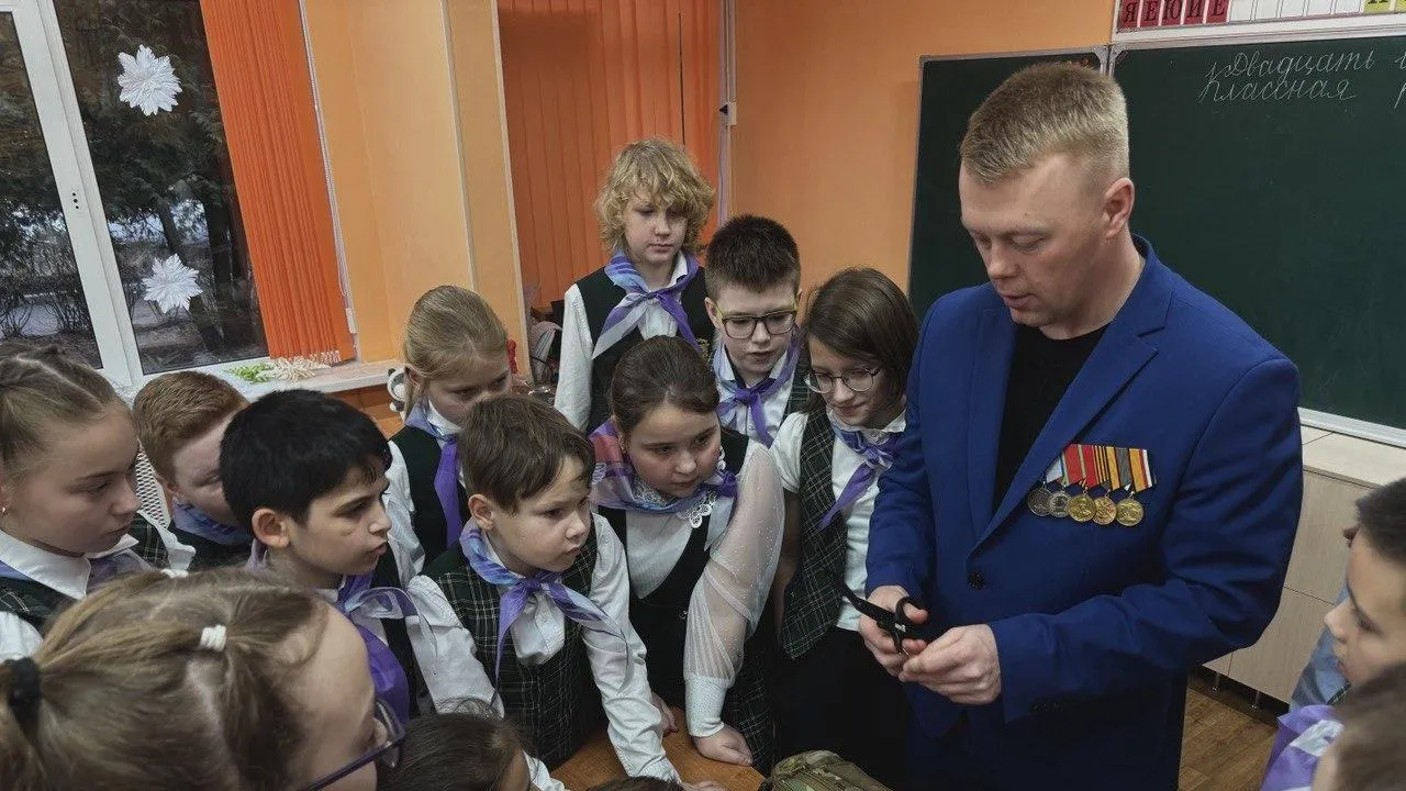 На уроке «Разговоры о важном» участник СВО и школьники Клина запустили дрон
