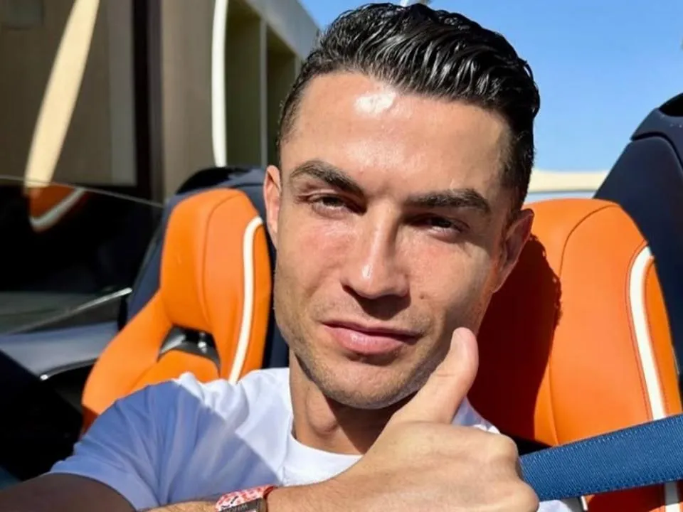 Роналду стал первым футбольным миллиардером в мире: как он обошел Месси и что будет дальше с их карьерой