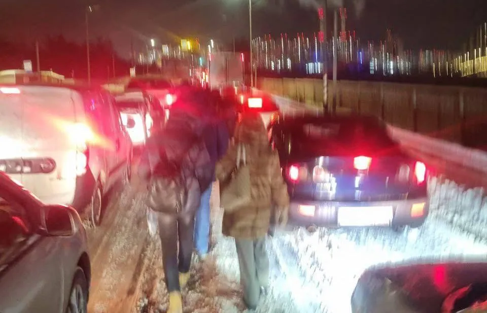 Люди идут пешком. Фото: ТГ-канал «Подслушано | Видное (18+)»