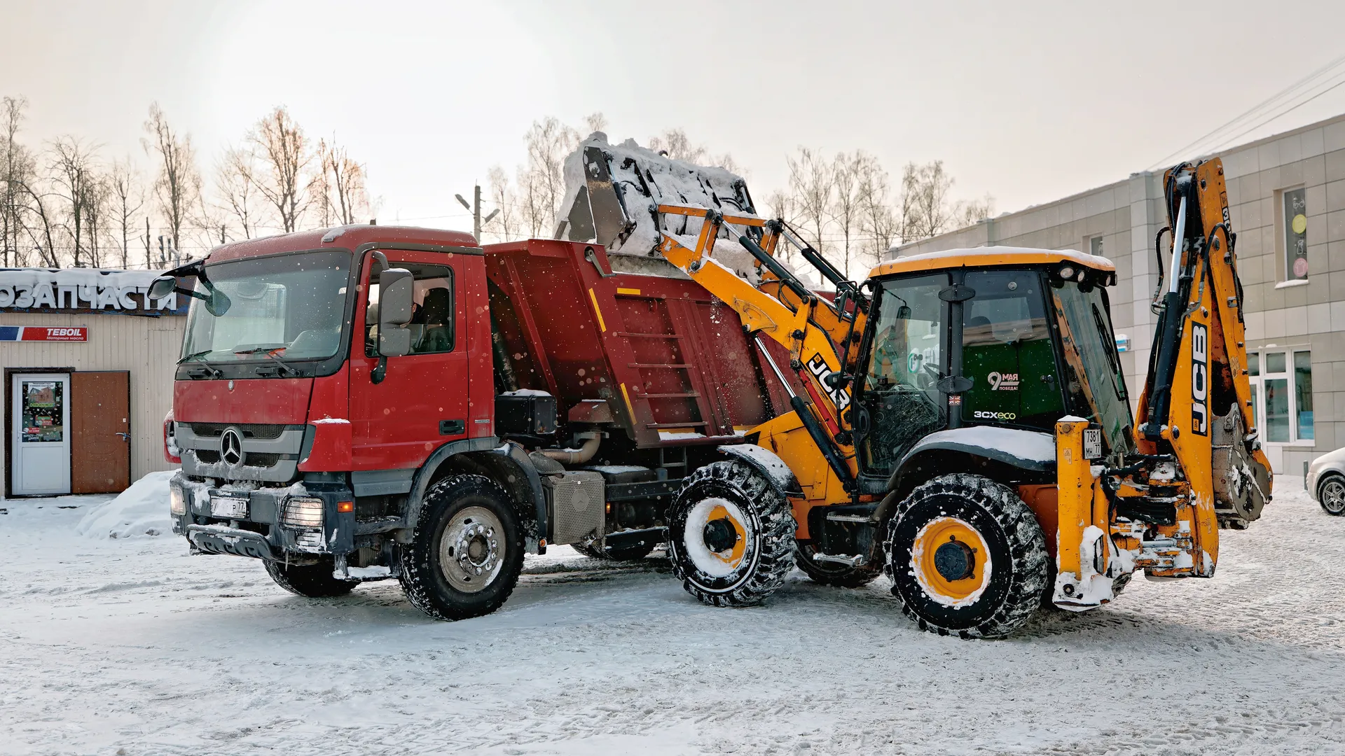 Уборка снега ведется круглосуточно: приоритет — безопасность и социальные объекты