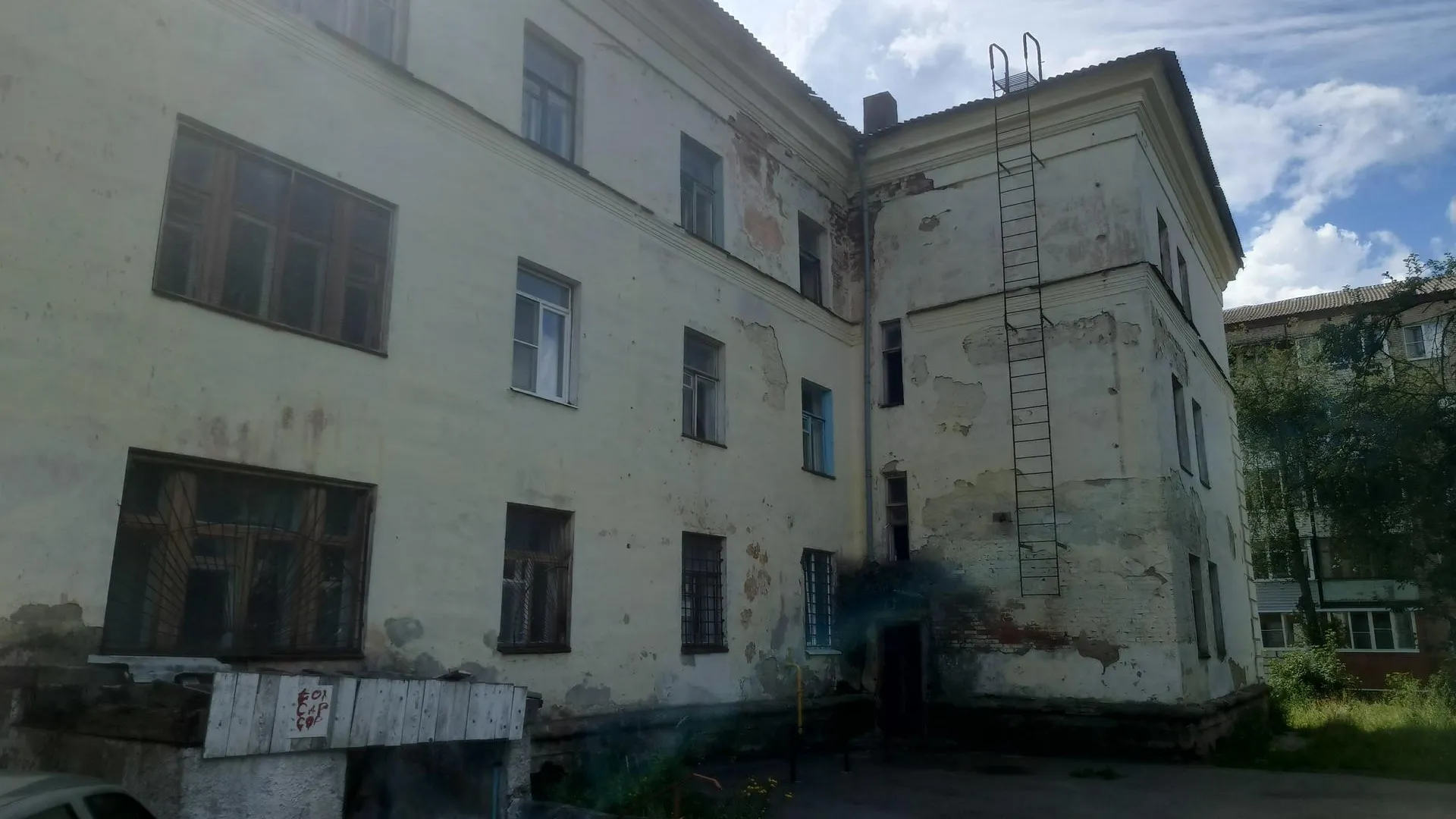 В подмосковных Луховицах снесли аварийный жилой дом