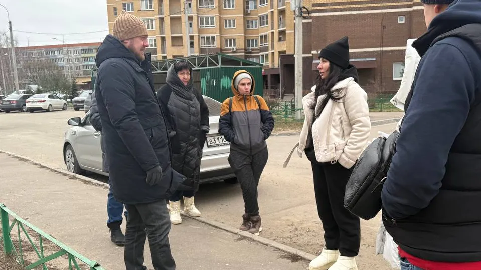 Замглавы Михаил Пешков (слева) во время обхода поселка Аничково. Фото: пресс-служба администрации г.о. Лосино-Петровский