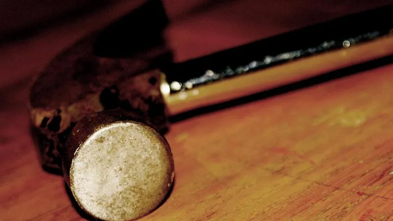 Мужчину с молотком, бьющего припаркованные авто в столице, разыскивает полиция