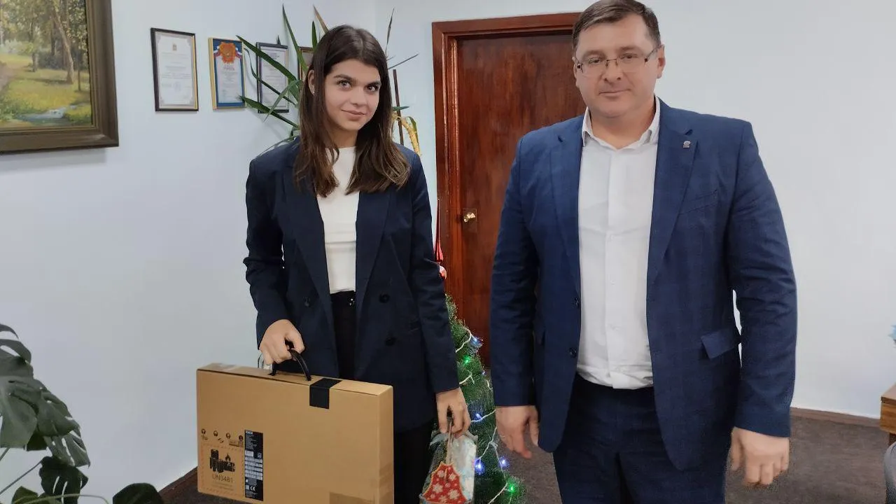 Маргарита Недомеркова из Новоазовского района получила ноутбук в рамках акции «Елка желаний»