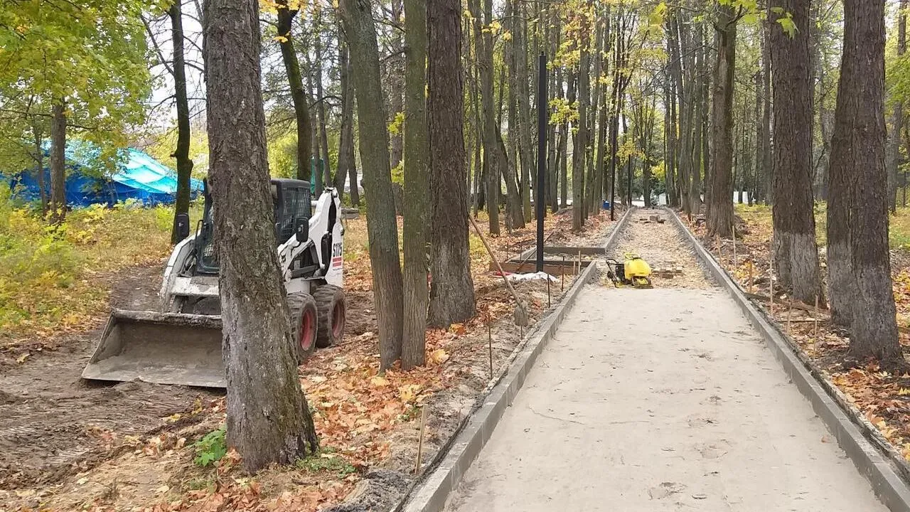 В подмосковных Луховицах завершаются работы по благоустройству Аллеи Славы