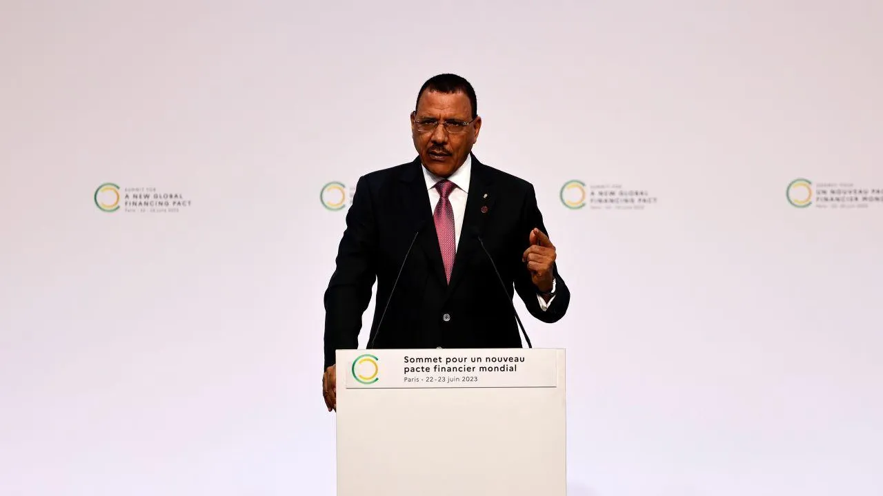 Макрон побеседовал по телефону со свергнутым президентом Нигера