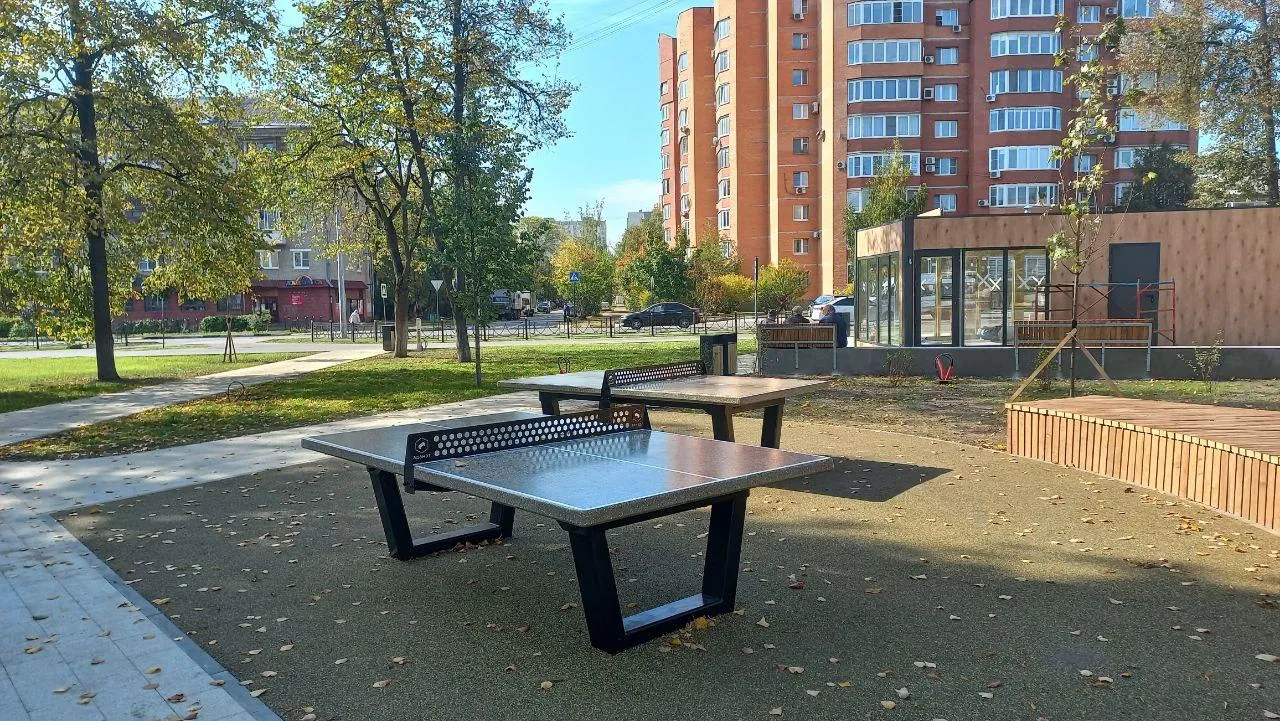 Теннисные столы в сквере у МФЦ. Фото: Олег Книжник