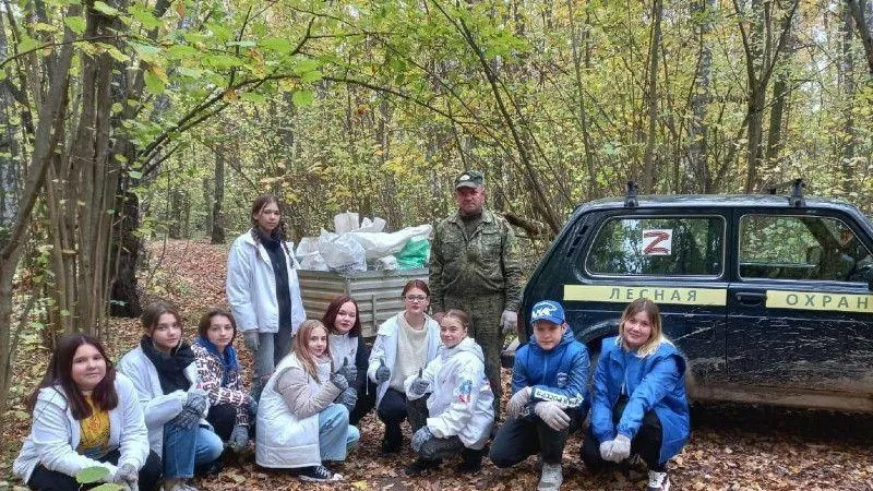 В Раменском молодогвардейцы и лесничие очистили лес у поселка Горка