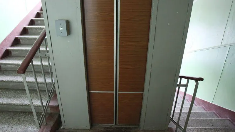 Мужчина упал в шахту лифта в Москве