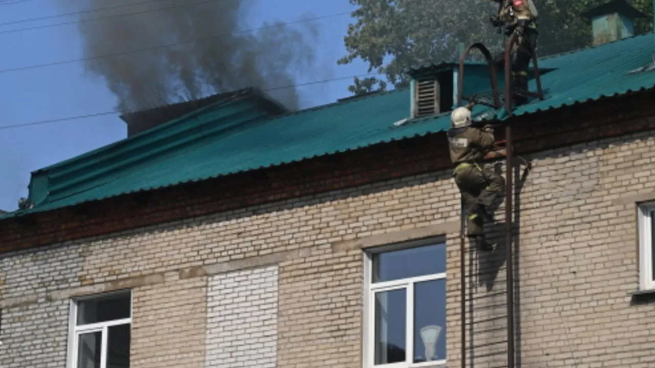 Жильцов пятиэтажного дома в Екатеринбурге пришлось эвакуировать из-за сильного пожара