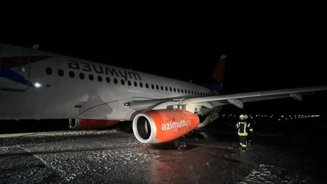 Тушить загоревшийся в аэропорту Антальи SSJ начали через две минуты после сообщения от пилотов