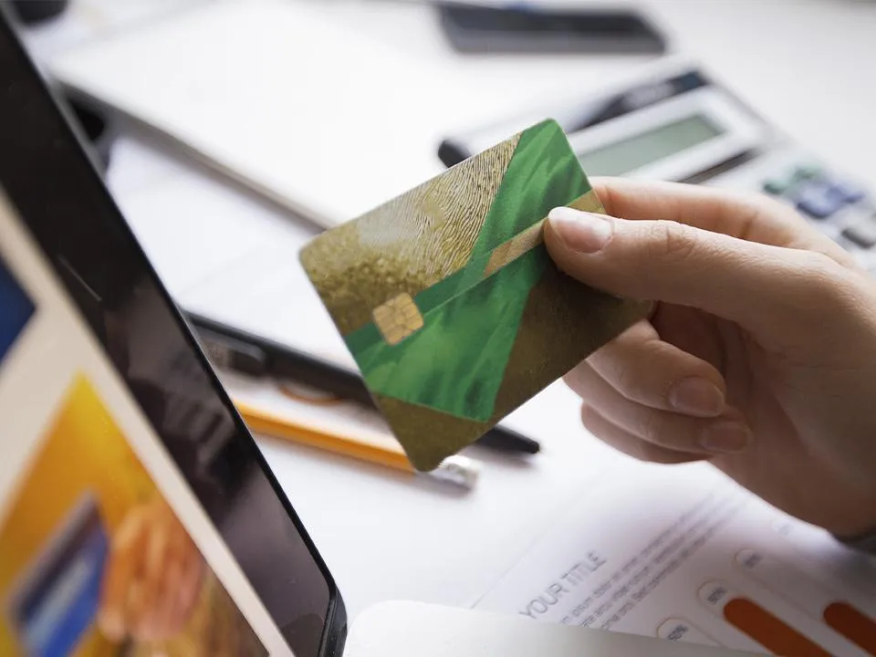 «Через SMS он подписывает полноценный договор»: юристы призывают не выдавать кредиты всем подряд