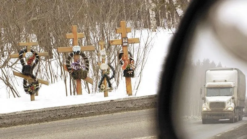 Эксперты рассказали, что делать с памятниками погибшим в ДТП близ подмосковных трасс