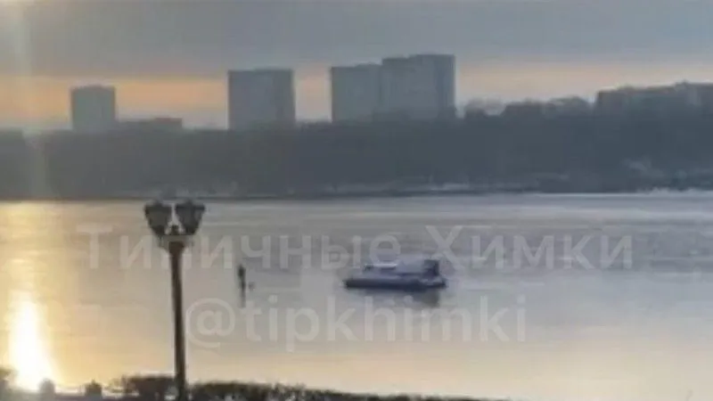 Мужчина прокатился по водоему на самокате в Химках