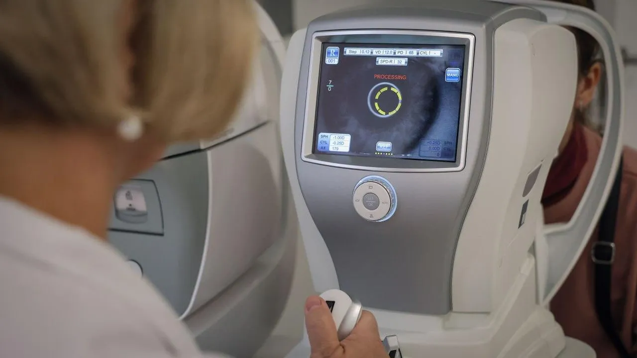 В подмосковные больницы закупят почти 100 единиц офтальмологического оборудования