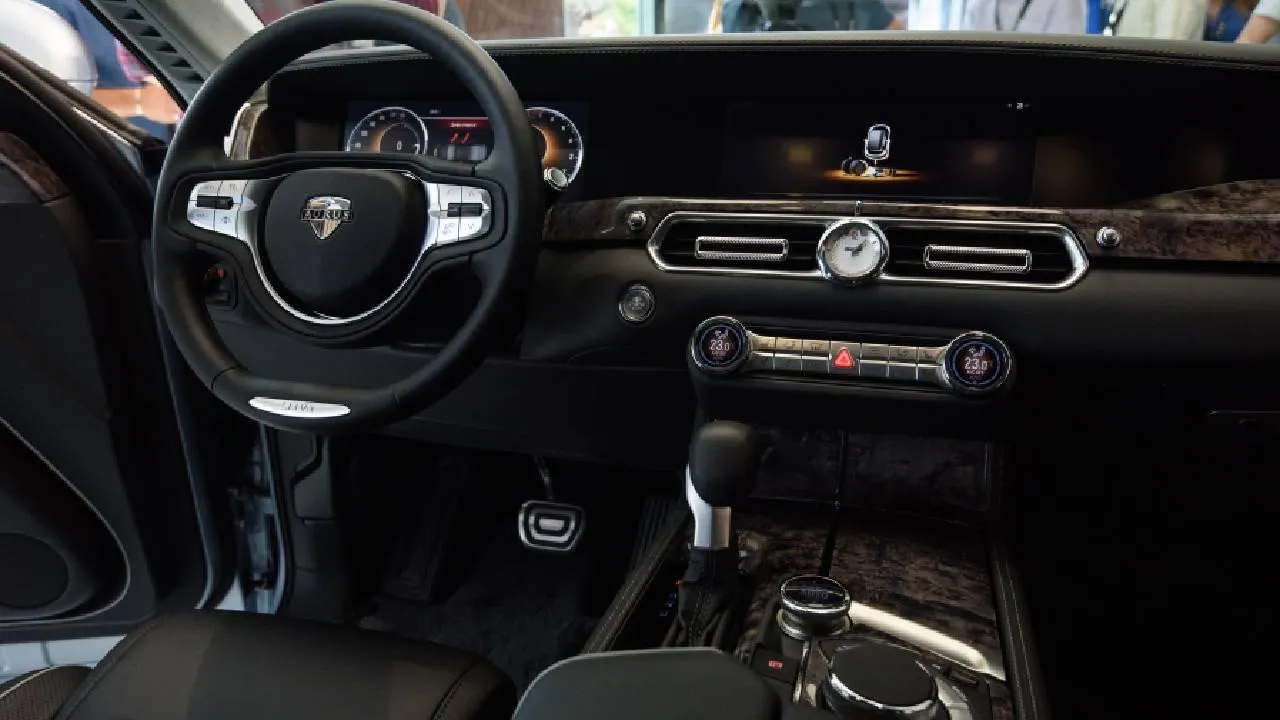 Эксперты считают, что гостей БРИКС будут возить на Aurus и Hongqi