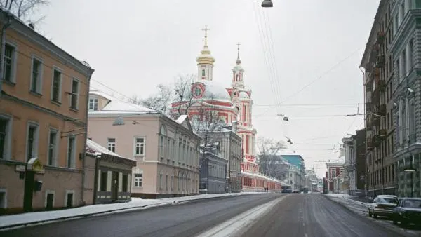 В центре Москвы на проезжую часть рухнул балкон