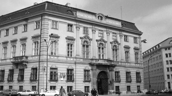 Безопасность учреждений РФ усилена в Австрии