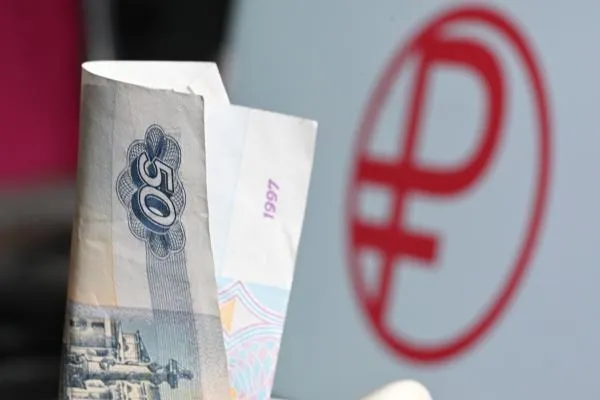 Логотип цифрового рубля Банка России и купюра 50 рублей Банка России. Фото: Алексей Майшев