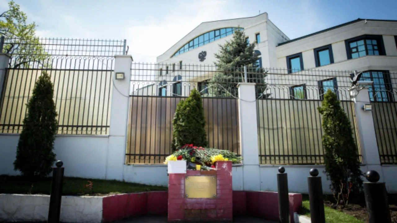 В столице Молдавии автомобиль врезался в ворота российского посольства