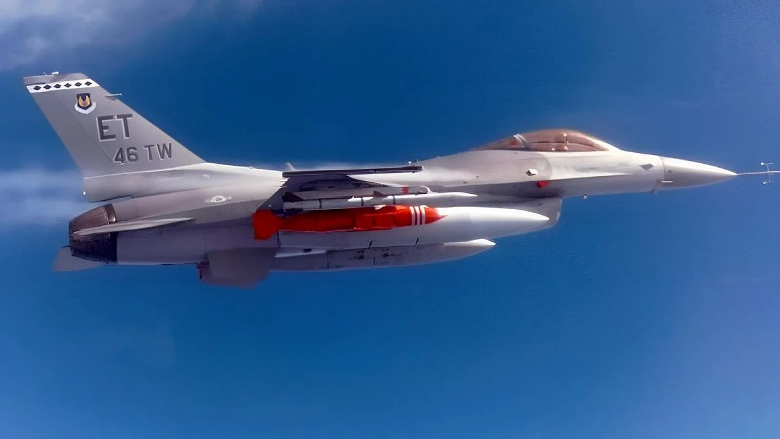 Бомба BLU-109 на борту истребителя F-16