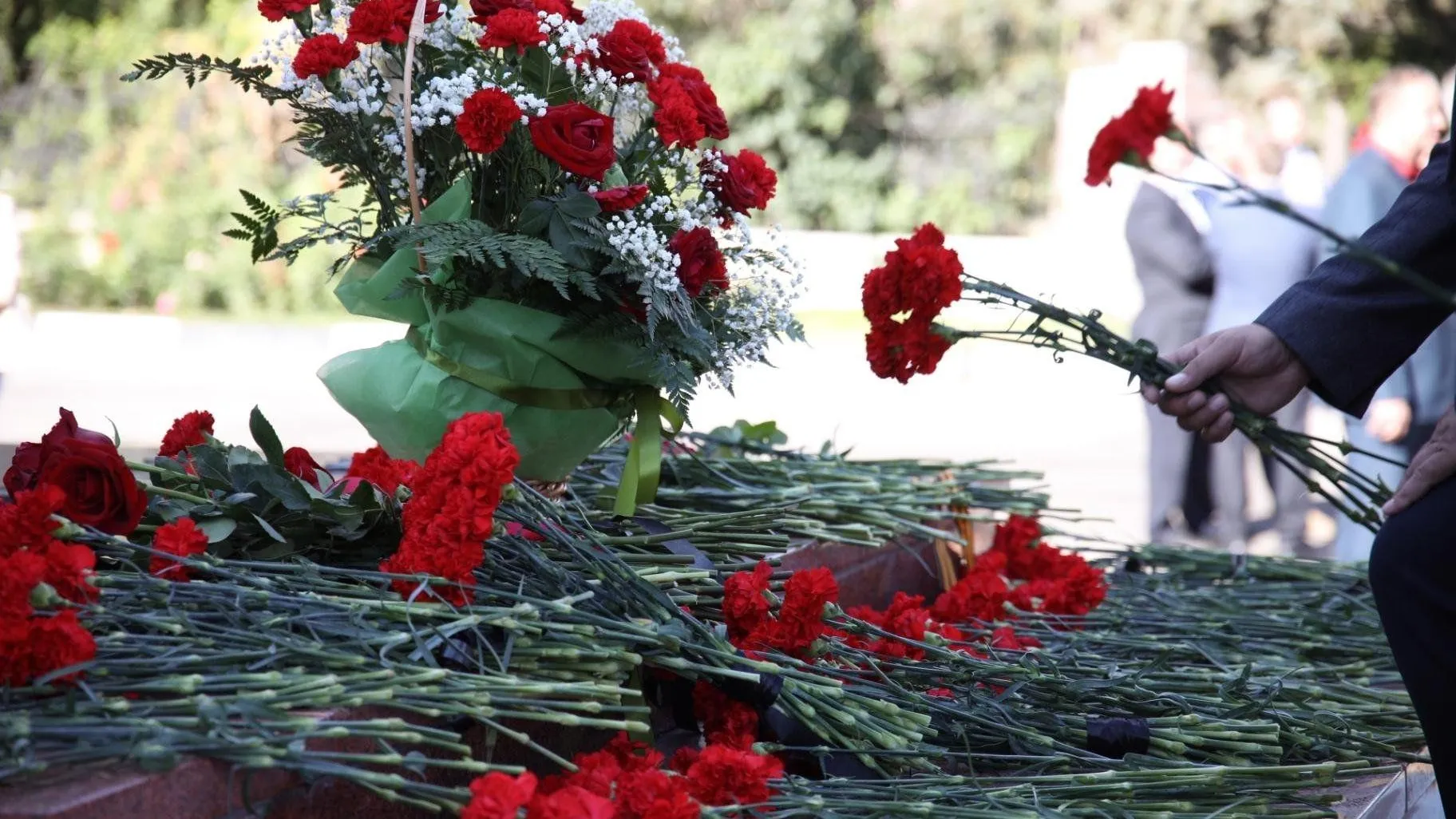 В Одессе малолетние вандалы растоптали все цветы у мемориала Неизвестному матросу