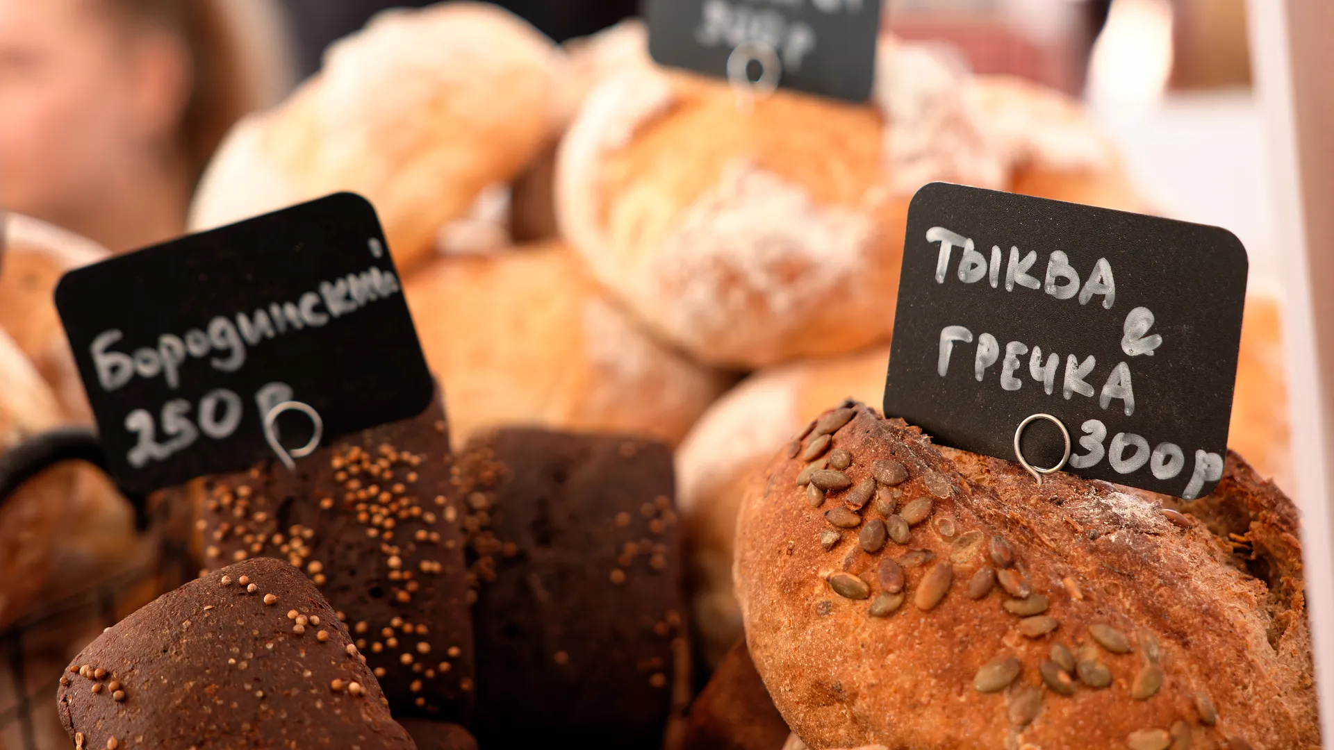 «Больше не продукт для бедняка»: россияне массово жалуются в Сети на качество и высокую стоимость хлеба