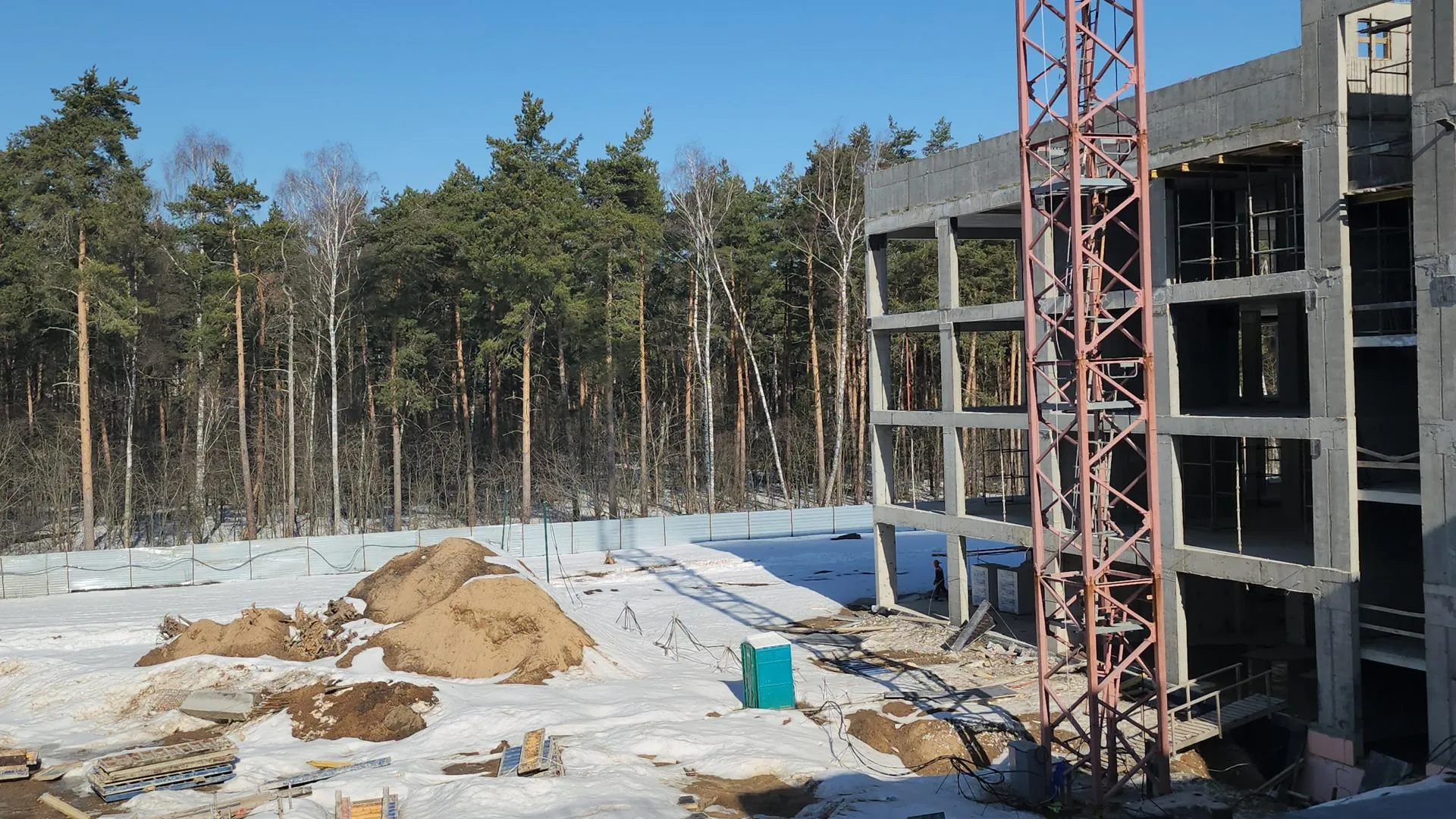 В посёлке Октябрьский городского округа Люберцы продолжается строительство нового образовательного комплекса рядом с лесопарковой зоной.