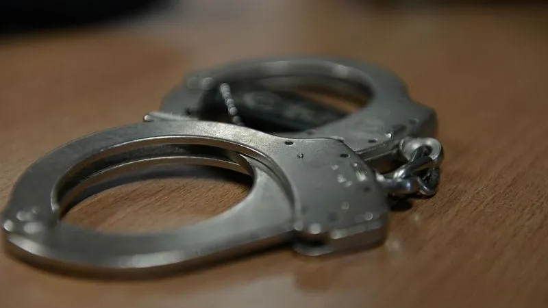 Два бандита с автоматом ограбили девушку на Хорошевском шоссе